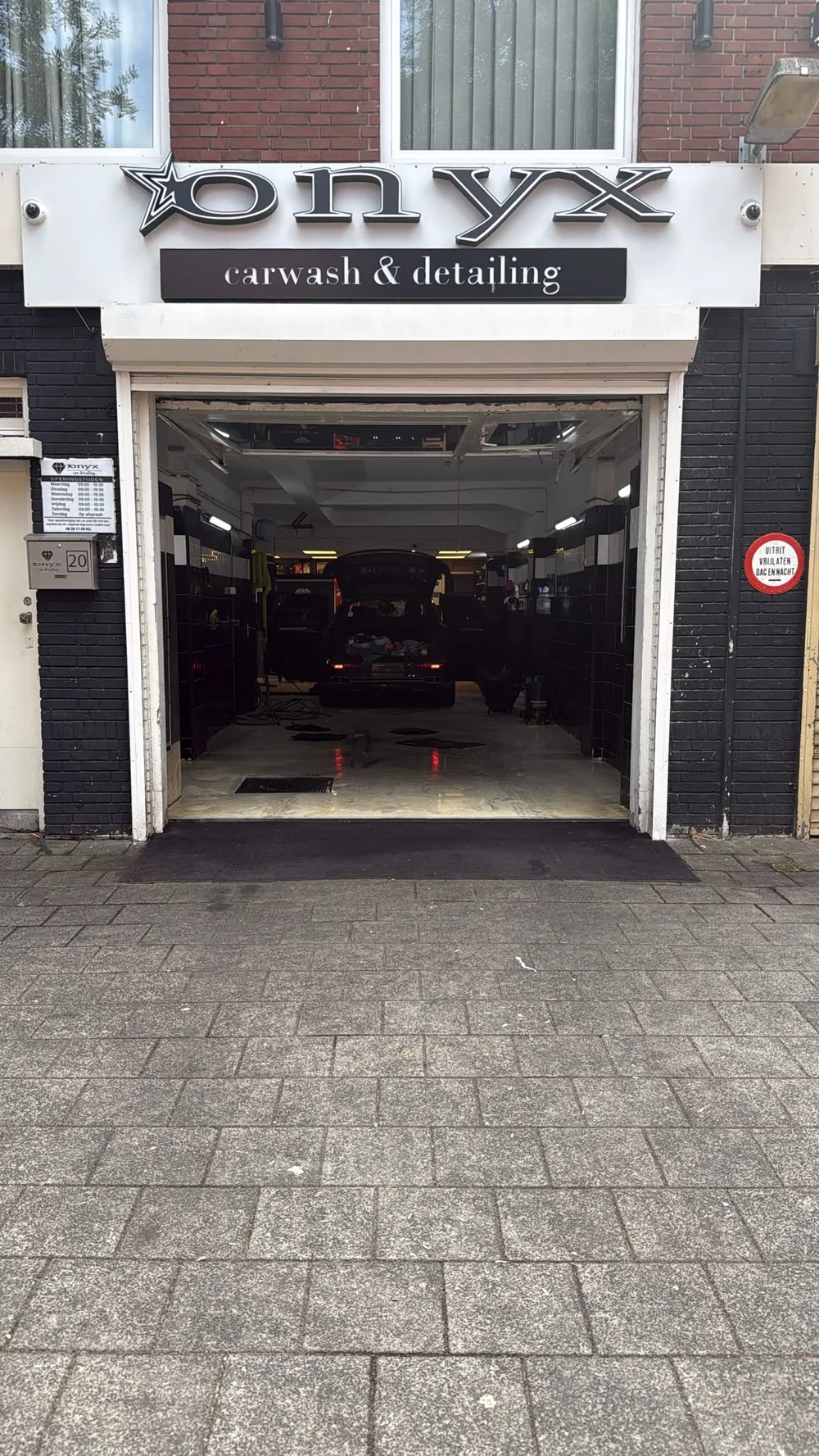 De ingang van Onyx Carwash en Detailing aan de Marktweg 20 in Den Haag