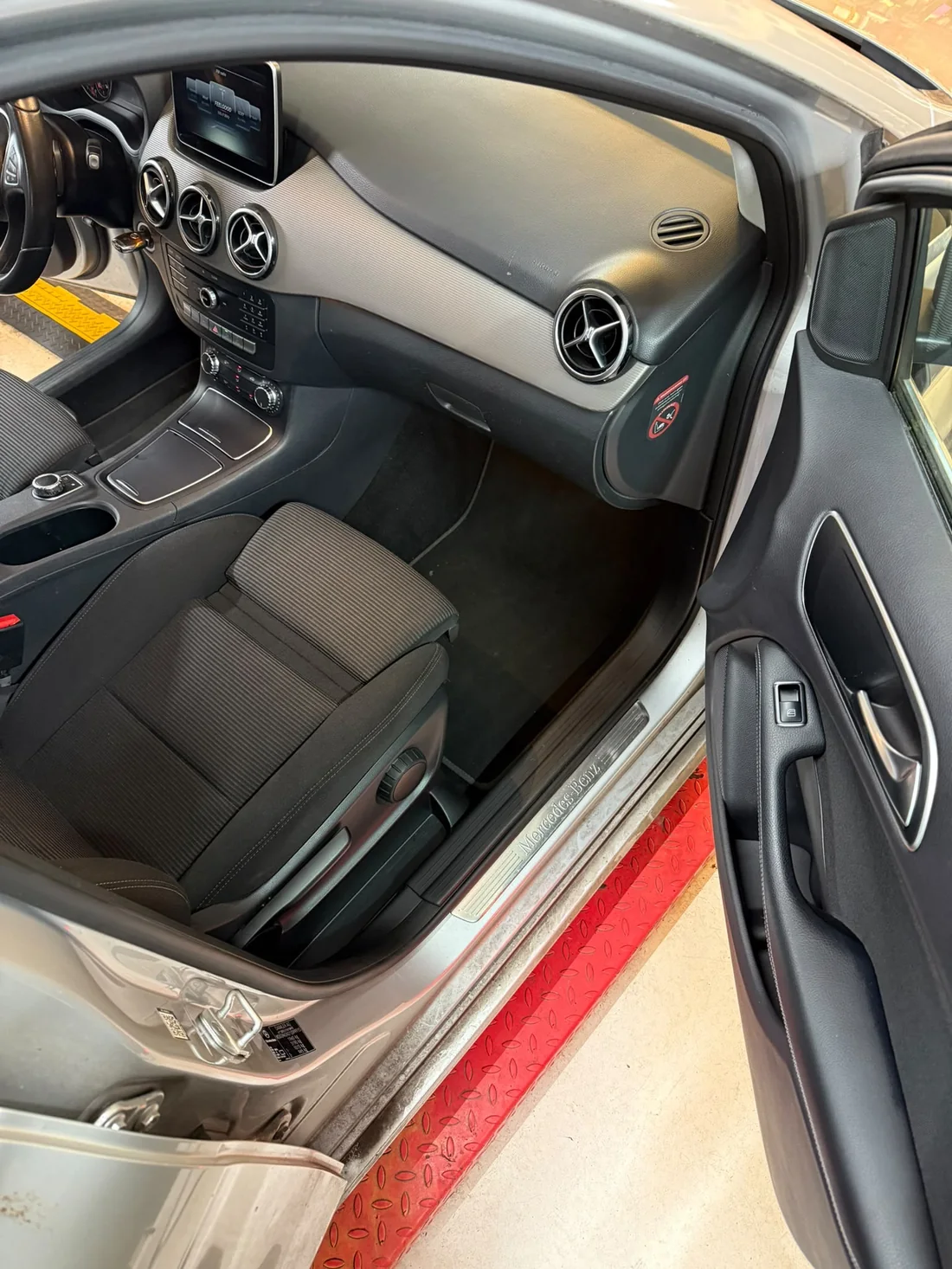 Schoon Mercedes interieur na een interieurbehandeling