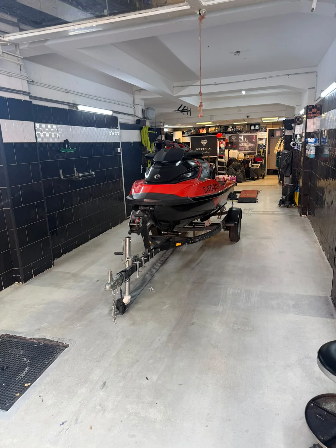 Jetski op trailer klaar voor reiniging in de zaak