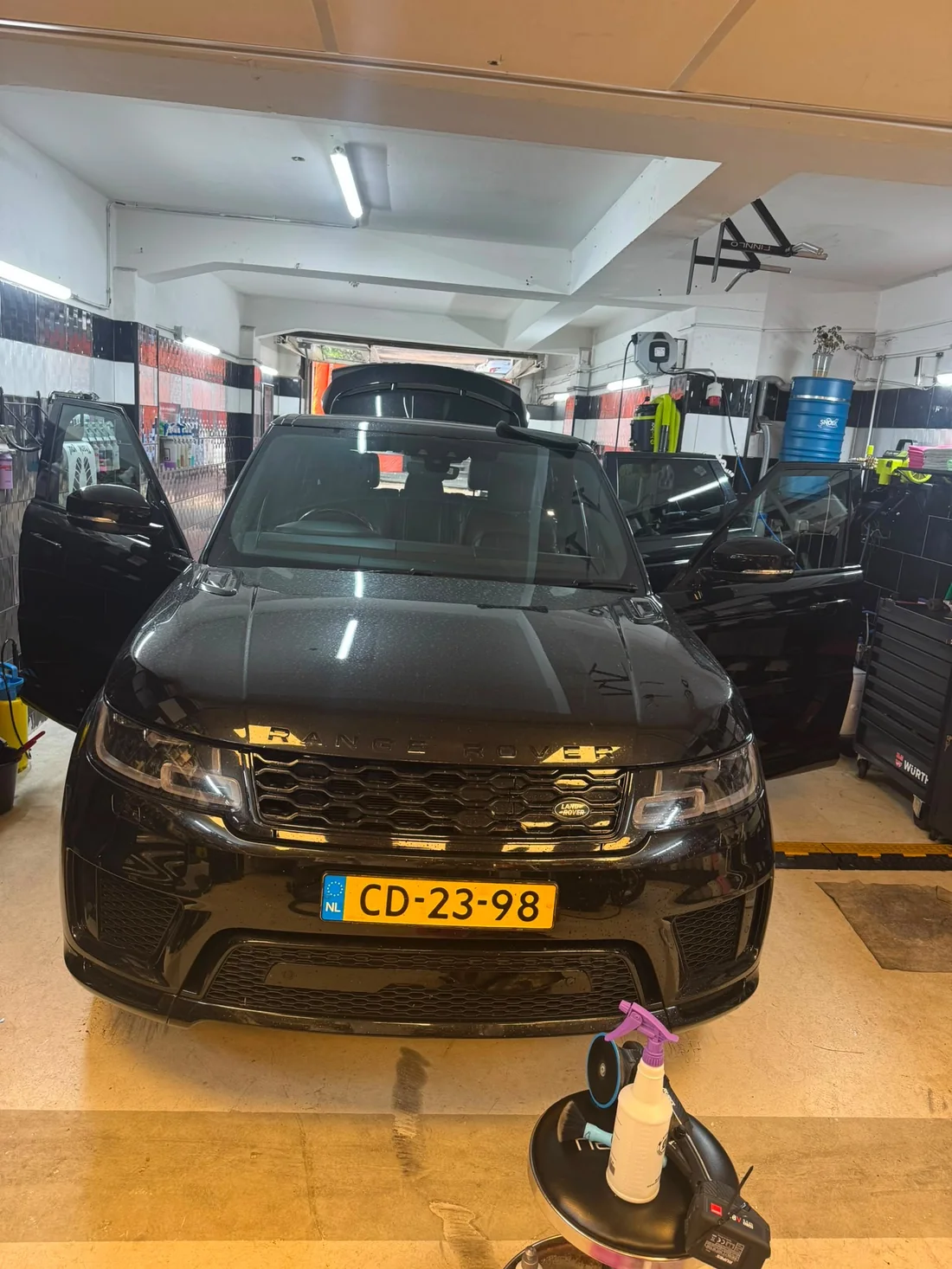 Zwarte Range Rover Sport in behandeling bij Onyx