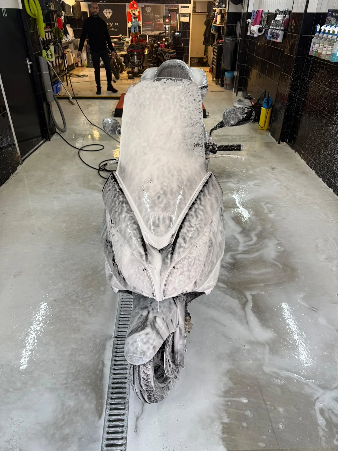 Motorscooter in het schuim tijdens de handwas
