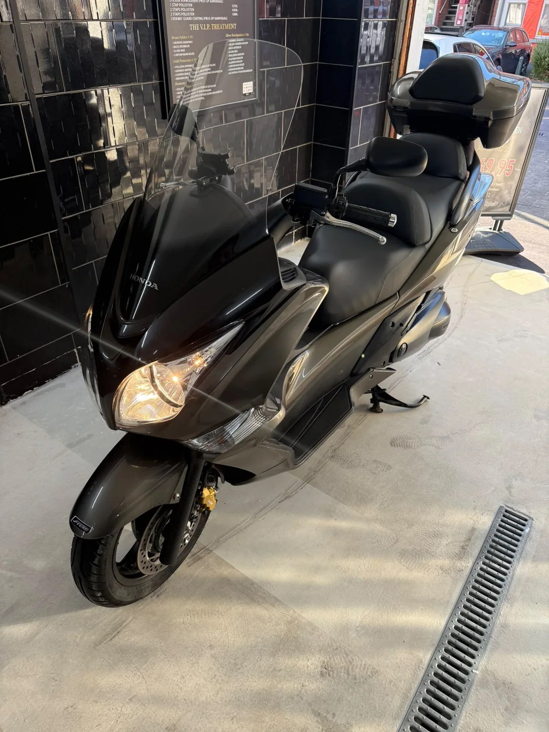 Glanzende Honda motorscooter na de behandeling